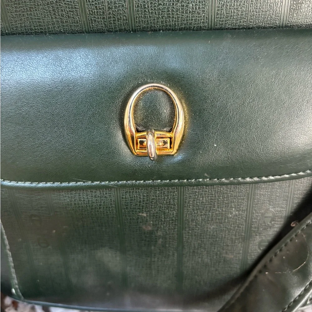 Etienne Aigner vintage hunter green bucket bag. - Picture 3 of 12